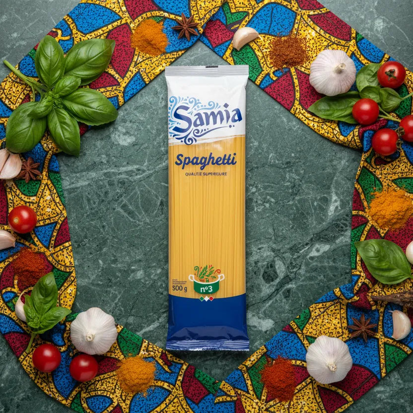 Pâtes spaghetti n°3 SAMIA 500g posées au centre d’un décor culinaire coloré avec tomates, ail, basilic et épices. Produit d'épicerie salée.