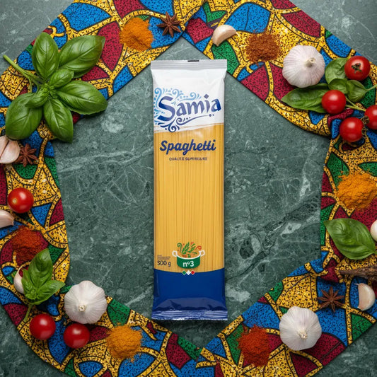 Pâtes spaghetti n°3 SAMIA 500g posées au centre d’un décor culinaire coloré avec tomates, ail, basilic et épices. Produit d'épicerie salée.