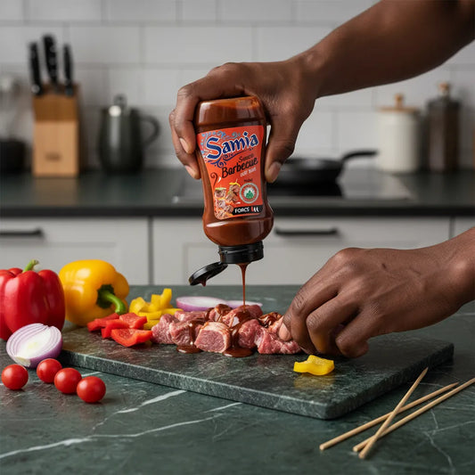 Application de la sauce barbecue halal SAMIA sur des brochettes de viande crue, parfaite pour marinades maison au goût fumé et sucré.