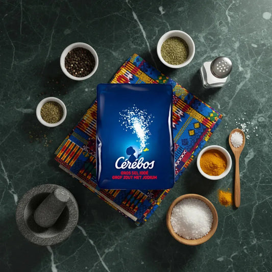 Gros sel CEREBOS entouré d'épices sur un plan de travail, idéal pour assaisonnement et préparation culinaire variée.