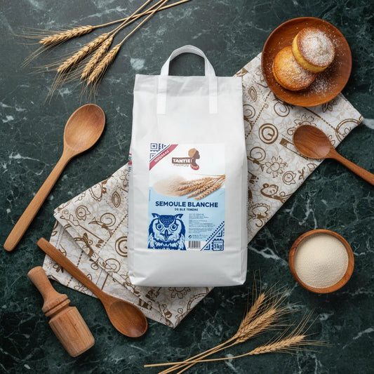 Sac de semoule blanche TANTIE - Blé dur, Polyvalente, Fraîche entouré d'ustensiles et ingrédients, parfait pour plats sucrés et salés.