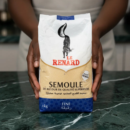 Paquet de semoule de blé fine RENARD tenu à deux mains, ingrédient essentiel pour cuisiner sainement et rapidement au quotidien.
