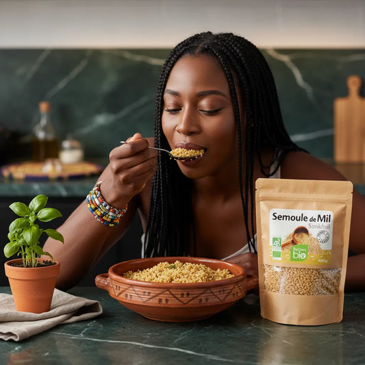 Femme dégustant un plat à base de Semoule de Mil BIO RACINES, super-aliment bio pour repas équilibrés et savoureux.