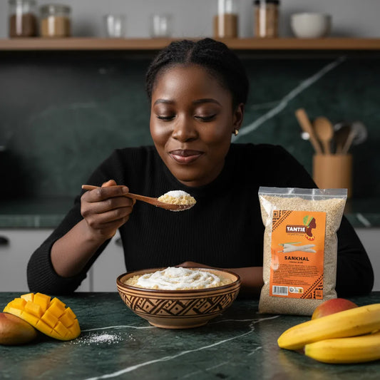 Femme dégustant du Sankhal TANTIE - Poisson Séché Fermenté, semoule de mil servie en bol, produit d'épicerie salée de qualité artisanale.