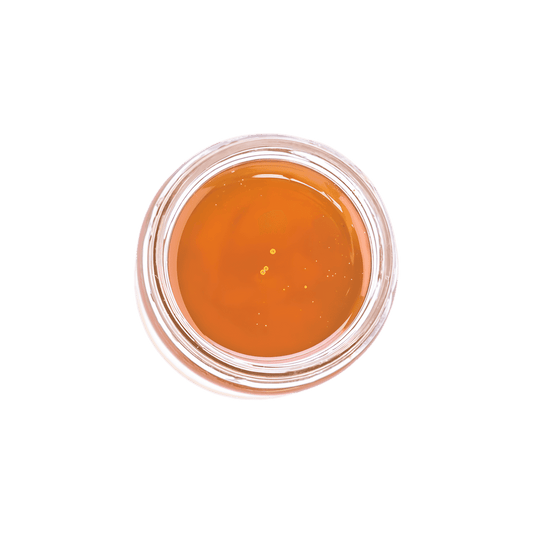 Sirop de canne DORMOY vu de dessus dans un récipient en verre, texture fluide et couleur ambrée. Idéal pour la cuisine africaine et caribéenne.
