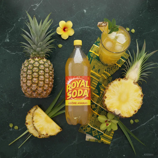ROYAL SODA arôme ananas entouré de fruits tropicaux et boisson glacée, illustrant une expérience gustative exotique et pétillante.