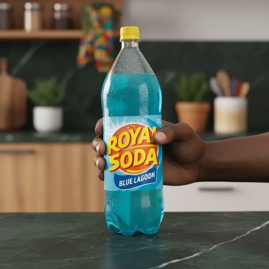 Main tenant une bouteille de Soda Blue Lagon ROYAL SODA, boisson gazeuse tropicale parfaite pour se désaltérer à tout moment de la journée.