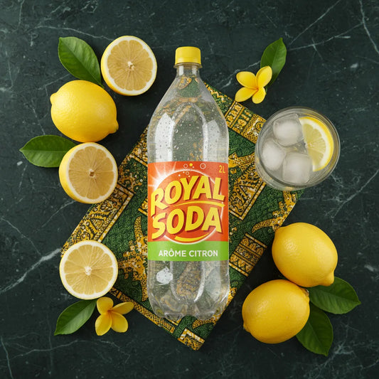 ROYAL SODA Citron 2L entouré de citrons frais et verre glacé, illustrant l'acidité équilibrée du soda. Présentation sur fond vert élégant.