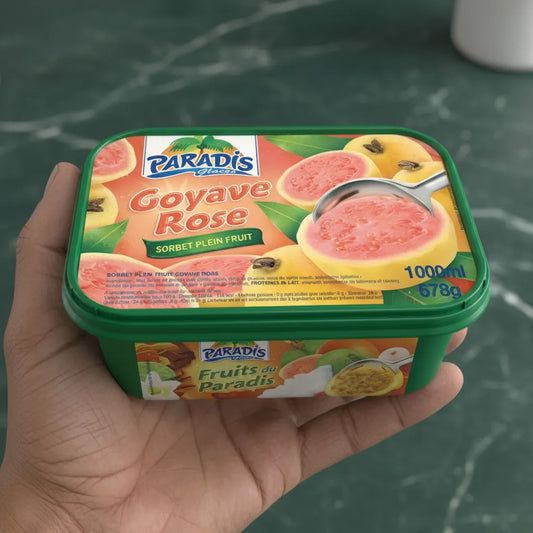 Main tenant un bac de glace goût goyave PARADIS GLACE de 1000 ml, sorbet rose à la goyave, parfait pour une pause sucrée tropicale.