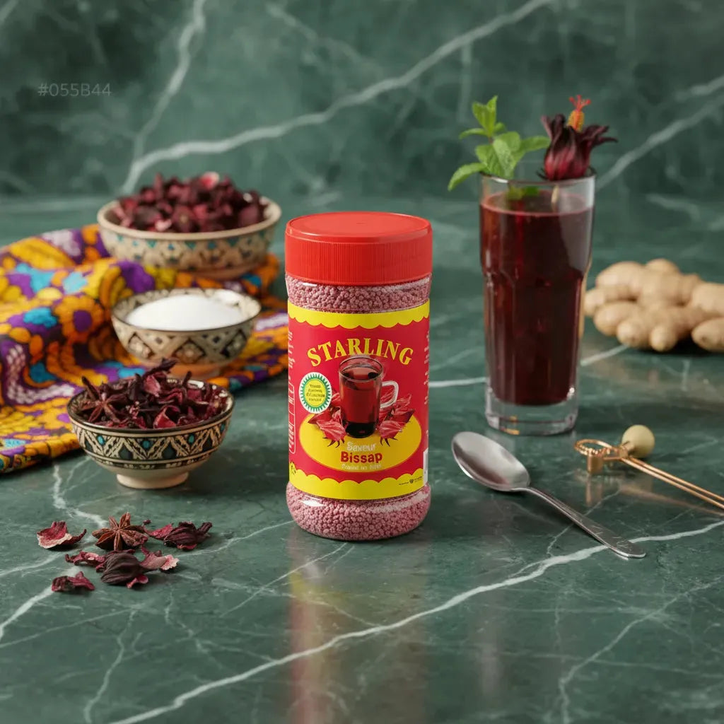 Thé Bissap STARLING présenté avec verre servi, fleurs d’hibiscus séchées et gingembre, boisson instantanée naturelle et désaltérante.