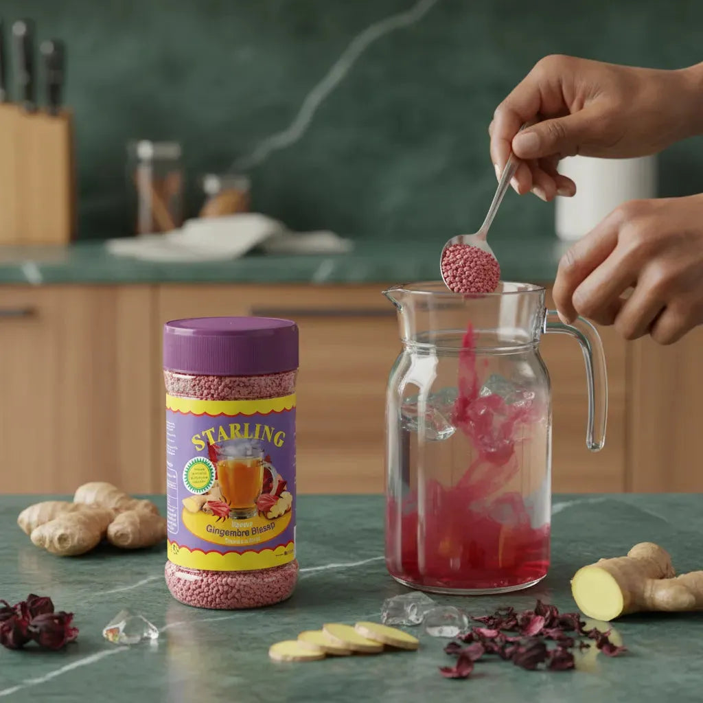 Préparation du thé au Bissap Gingembre STARLING dans une carafe avec granulés instantanés, boisson rafraîchissante aux arômes naturels.