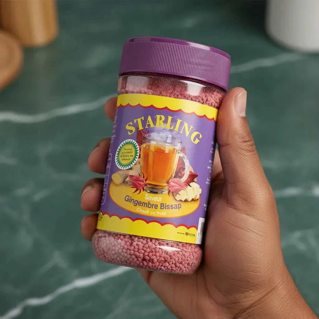 Pot de thé au Bissap Gingembre STARLING tenu en main, infusion instantanée aux saveurs piquantes et florales pour une pause bien-être.