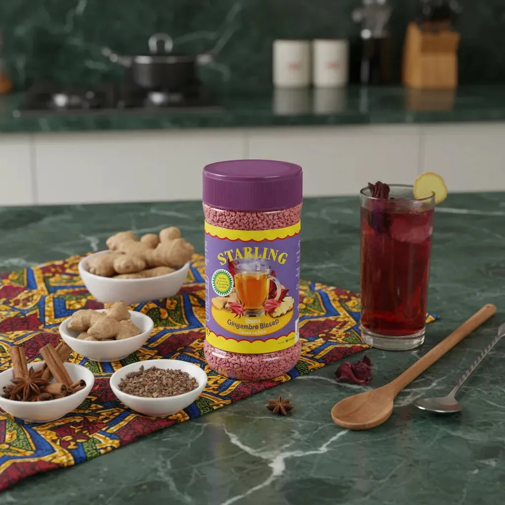 Thé au Bissap Gingembre STARLING présenté avec ingrédients naturels sur nappe africaine, boisson chaude ou froide pleine de vitalité.