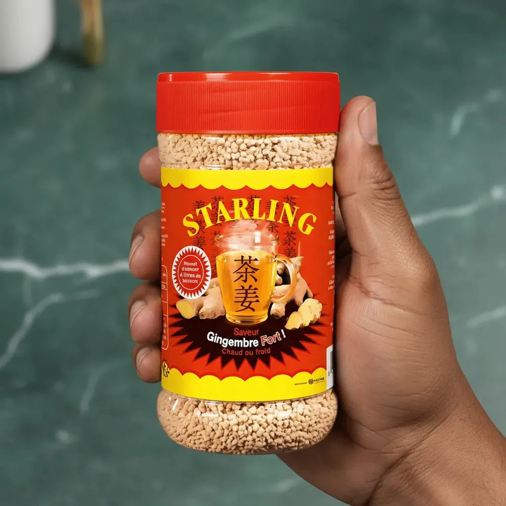 Main tenant un pot de thé au gingembre STARLING, format pratique pour usage quotidien. Infusion instantanée au goût intense de gingembre.