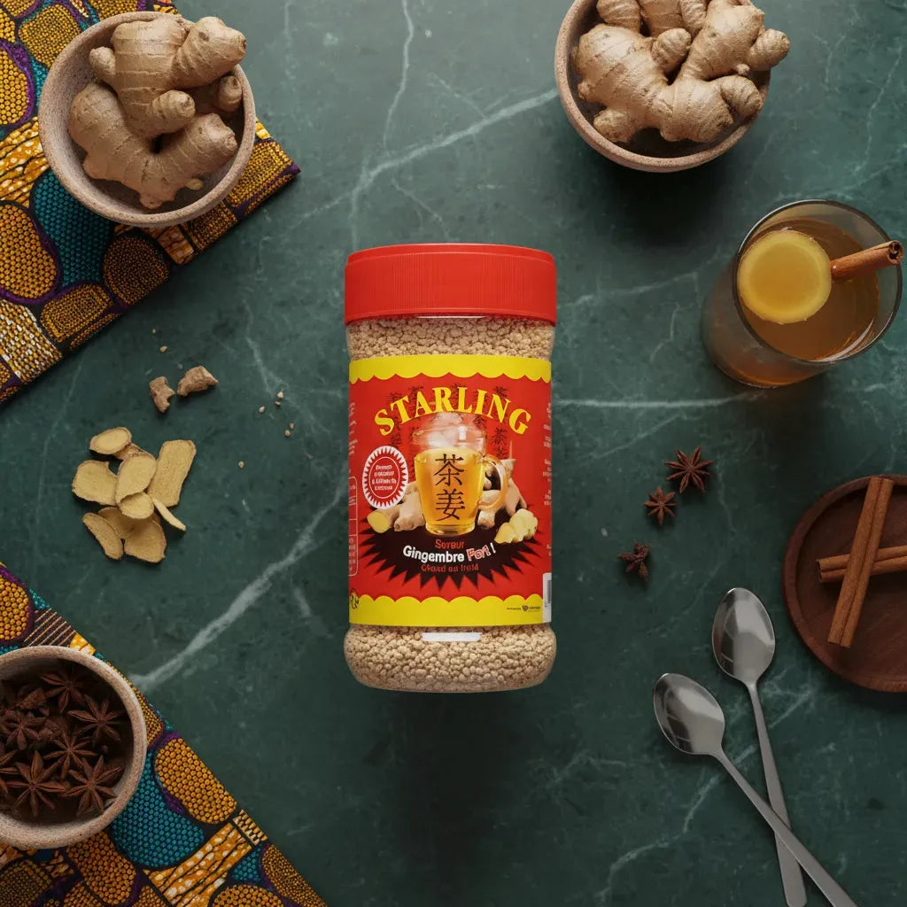 Pot de thé au gingembre STARLING posé sur table avec gingembre frais et épices. Produit instantané pour infusion chaude ou froide.