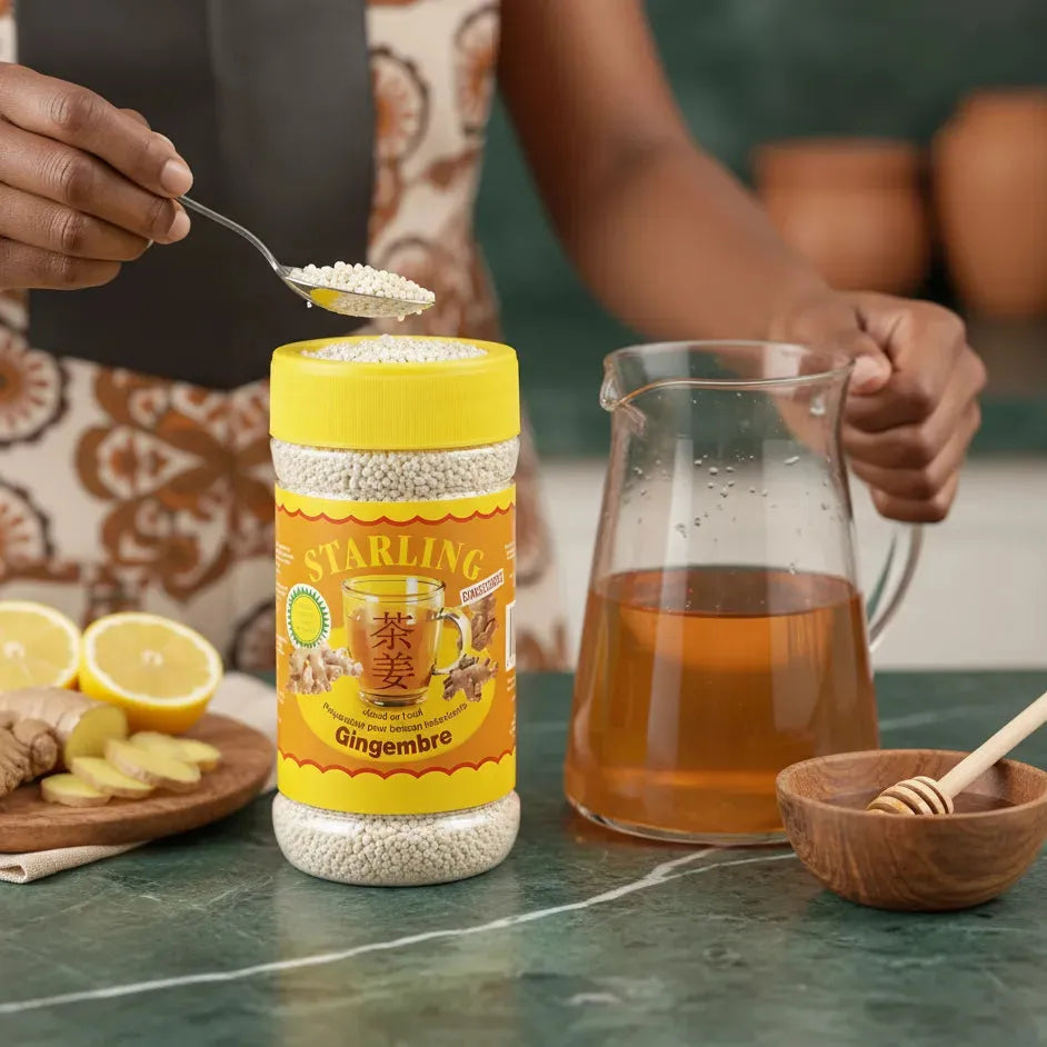 Préparation d'une infusion au gingembre STARLING avec cuillère, carafe d'eau chaude, citron et miel. Thé instantané savoureux et naturel.