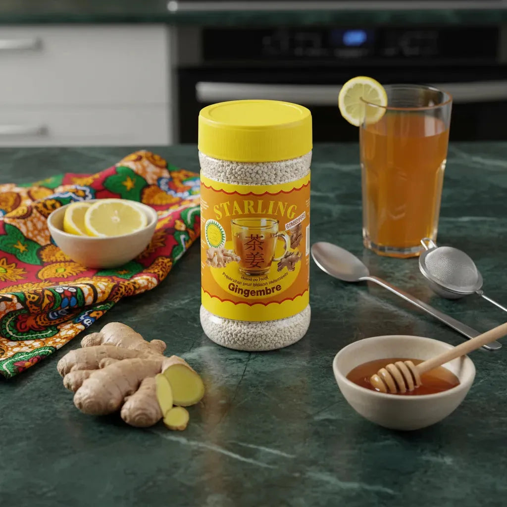 Pot de thé au gingembre STARLING sur table avec gingembre frais, miel et citron. Préparation d'une infusion instantanée savoureuse.