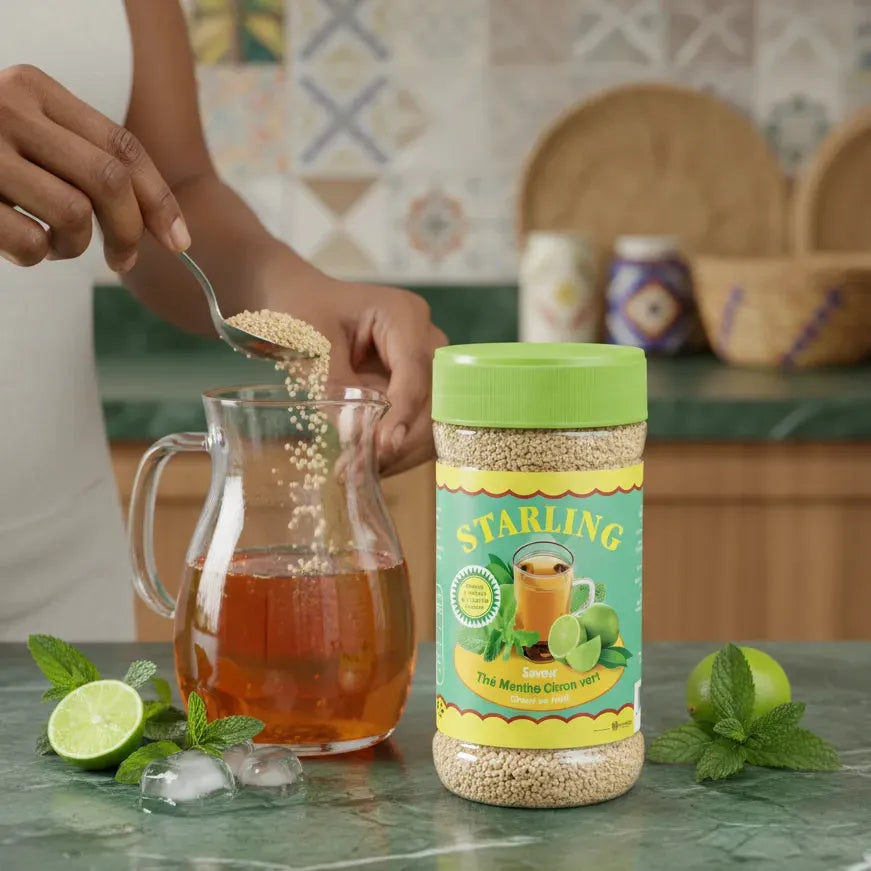 Préparation du thé menthe citron vert STARLING, granules versées dans une carafe avec eau chaude, citron vert et menthe fraîche visibles.
