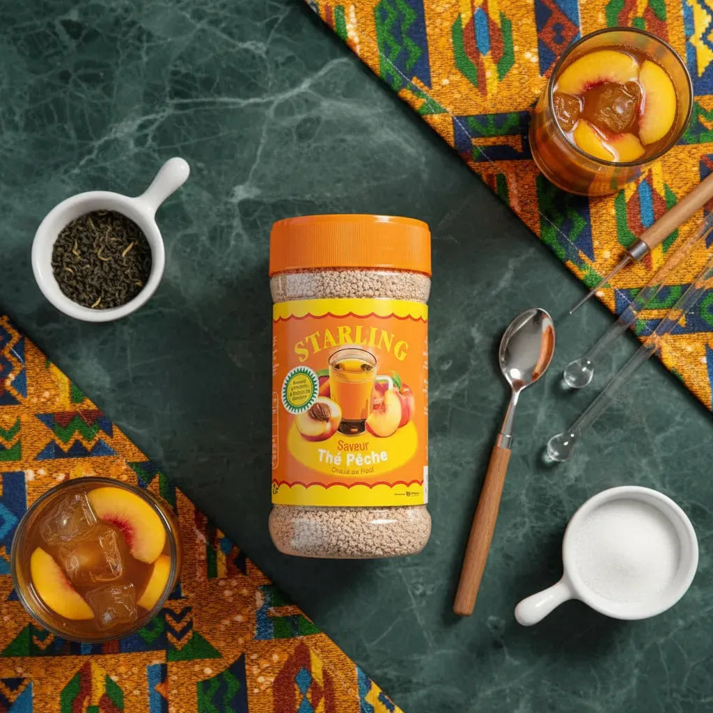 Thé à la pêche STARLING posé sur une table avec verres de thé glacé, pêches fraîches et accessoires, boisson rafraîchissante et rapide.