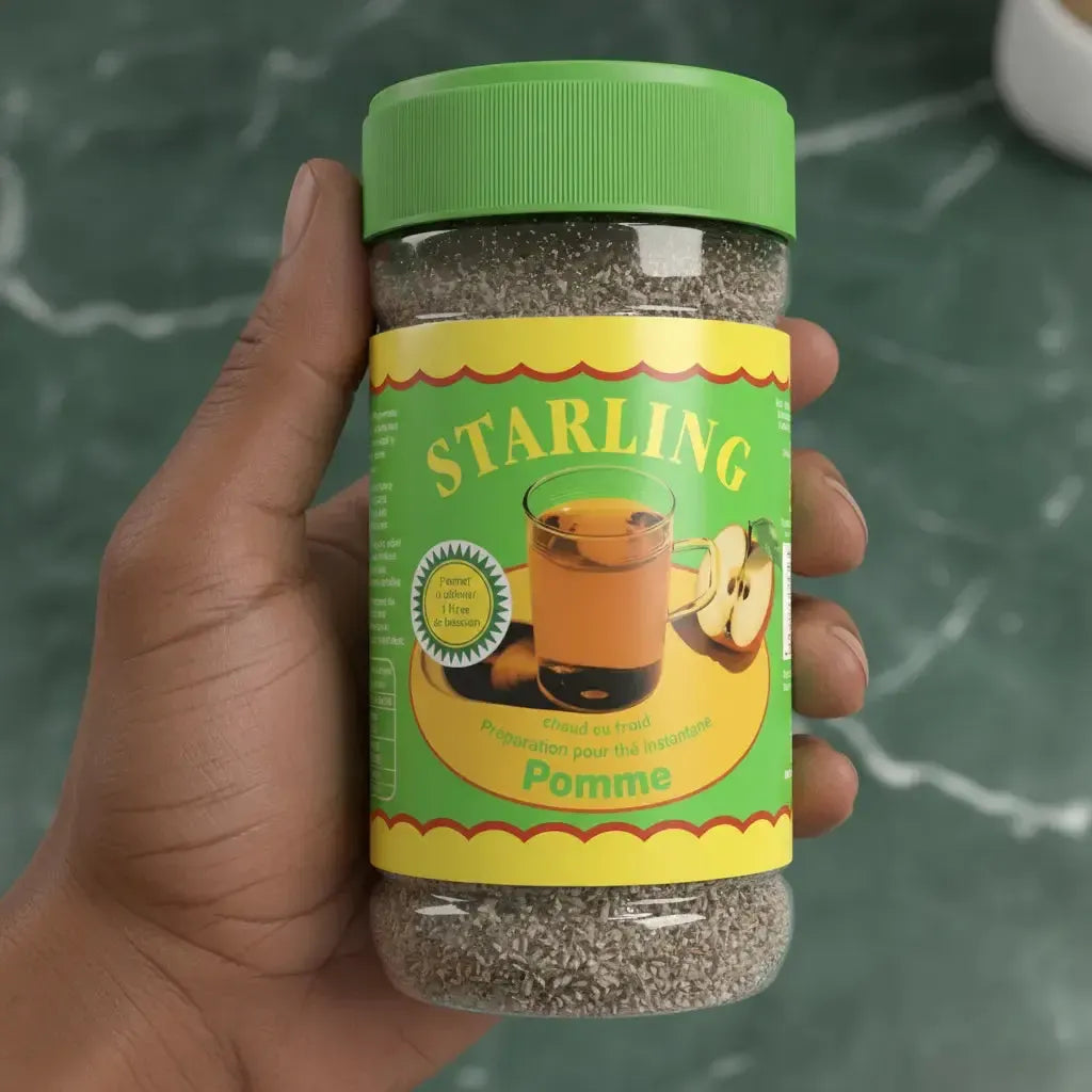 Main tenant un pot de thé à la pomme STARLING, étiquette verte et jaune mettant en avant la préparation instantanée.