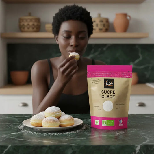 Femme dégustant des beignets saupoudrés de sucre glace IBO BIO. Ingrédient bio idéal pour desserts gourmands et préparations sucrées maison.
