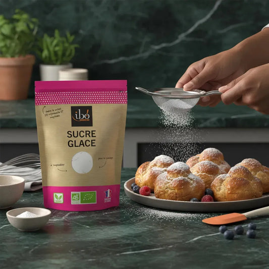 Utilisation du sucre glace IBO BIO pour saupoudrer des brioches maison. Ingrédient bio parfait pour desserts raffinés et pâtisserie créative.