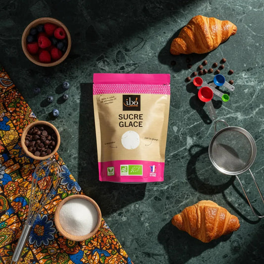 Sucre glace IBO BIO entouré d'ingrédients pâtissiers comme croissants, fruits rouges et chocolat. Produit bio pour recettes sucrées maison.