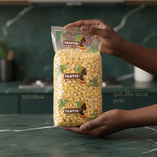 Main tenant un sachet de maïs dégermé jaune TANTIE, grains visibles, produit d'épicerie salée idéal pour une cuisine saine et variée.