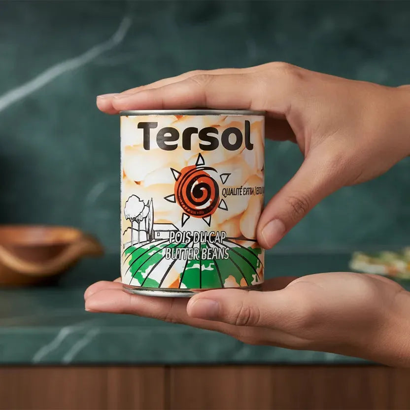 Boîte de haricots blancs TERSOL tenue entre deux mains. Produit d'épicerie salée, parfait pour plats végétariens et riches en nutriments.