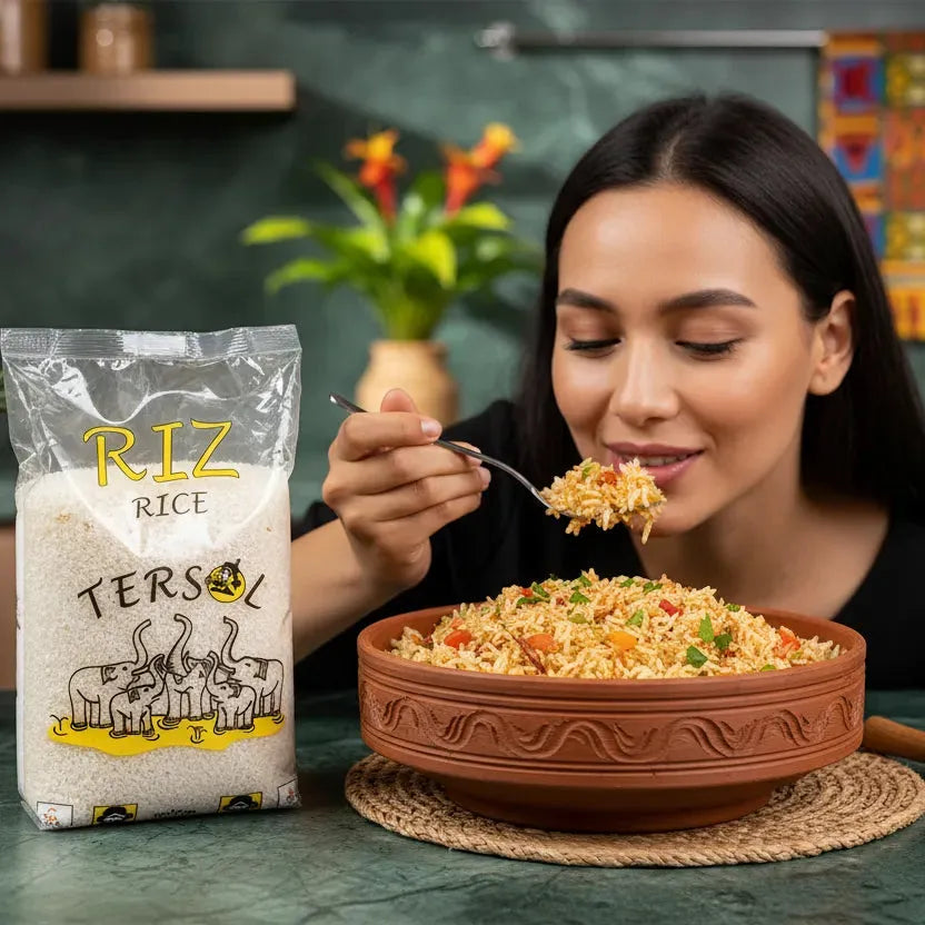 Femme dégustant un plat de riz préparé avec le riz cassé trois fois TERSOL, mettant en valeur sa texture ferme et sa capacité d’absorption.