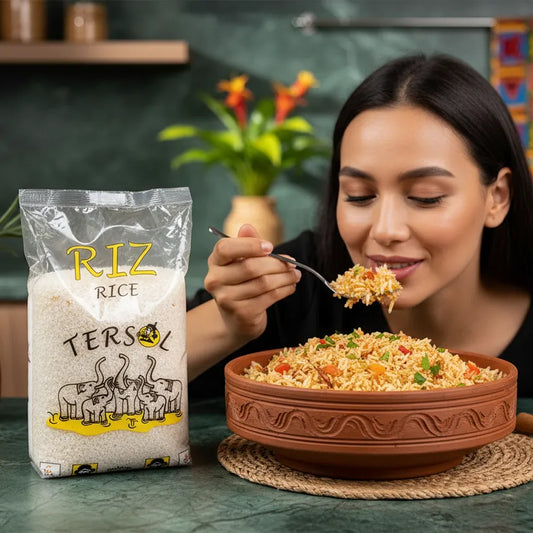 Femme dégustant un plat de riz préparé avec le Riz Sushi TERSOL, montrant la qualité et la texture idéale pour des recettes savoureuses.