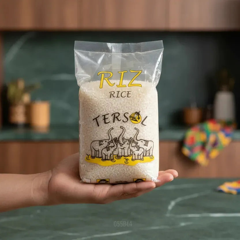 Sachet de riz cassé trois fois TERSOL tenu à la main, illustrant sa praticité et sa qualité pour les recettes traditionnelles.
