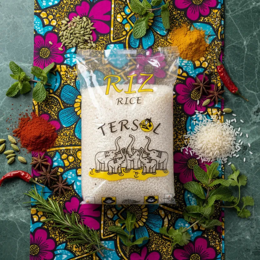 Riz Sushi TERSOL entouré d'épices et herbes fraîches sur tissu coloré, mettant en valeur sa polyvalence culinaire et sa qualité authentique.