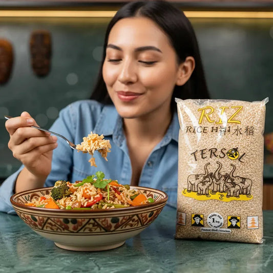 Femme dégustant un plat de riz complet TERSOL, riche en fibres et nutriments, parfait pour des recettes équilibrées en épicerie salée.