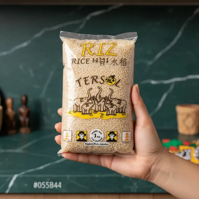 Main tenant un paquet de riz complet TERSOL 1 kg, source naturelle de fibres et nutriments, parfait pour l'épicerie salée.