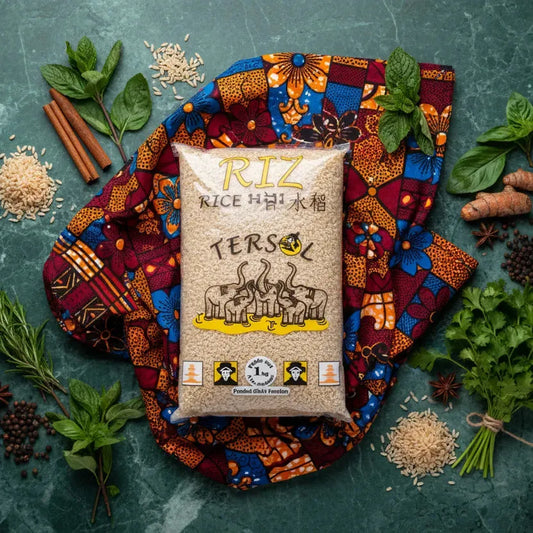 Paquet de riz complet TERSOL entouré d'épices et herbes fraîches, idéal pour des plats sains et riches en goût.