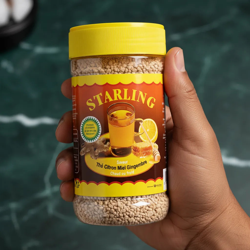 Main tenant un pot de thé instantané STARLING saveur Citron Miel Gingembre, boisson pratique à déguster chaude ou froide.