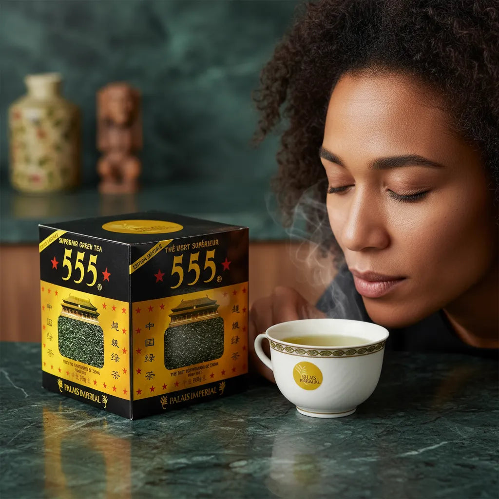 Femme appréciant l’arôme du thé vert Gunpowder Superextra 555, boîte en évidence, moment de détente sensorielle.