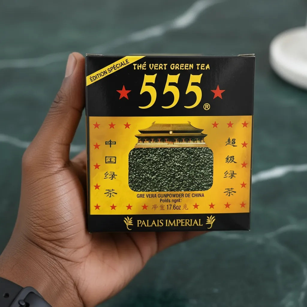 Main tenant une boîte de thé vert Gunpowder Superextra 555 édition spéciale, thé en vrac chinois de qualité supérieure.
