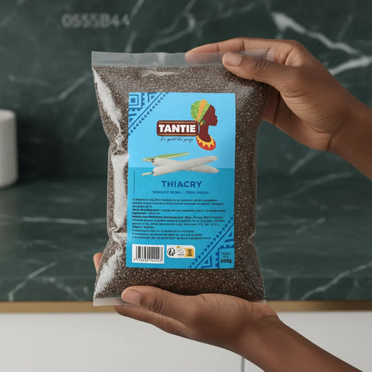 Thiacry TANTIE tenu en main, semoule de mil prête à l'emploi pour préparation rapide de plats traditionnels sucrés ou salés.