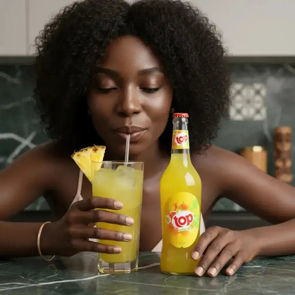 Femme dégustant un verre de Soda ananas TOP avec tranche d’ananas, boisson rafraîchissante au goût tropical, parfaite pour se désaltérer.