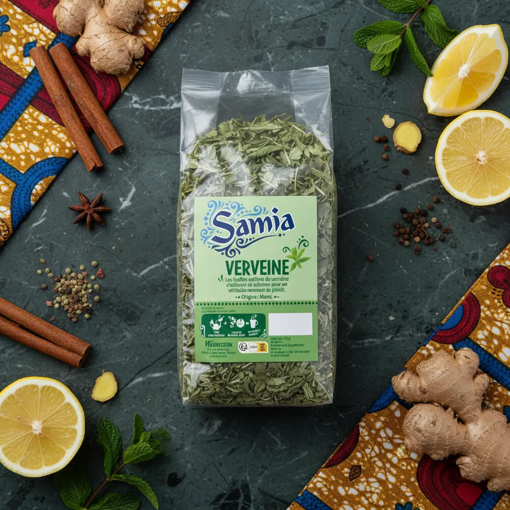 Infusion Verveine SAMIA 50g posée sur fond culinaire avec citron, gingembre et cannelle, parfaite pour une pause bien-être naturelle.