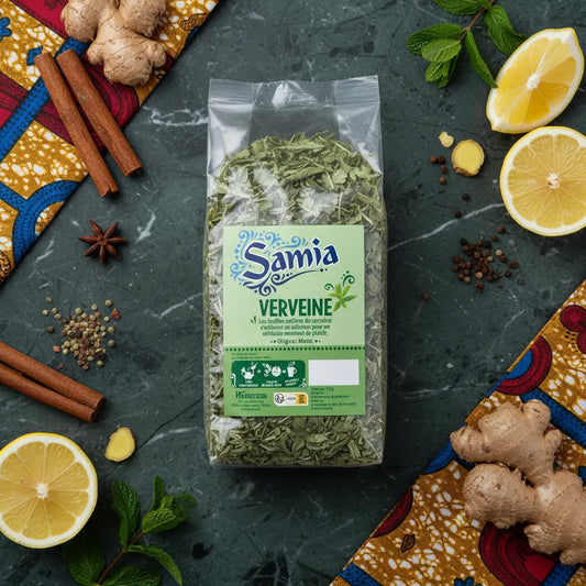 Infusion Verveine SAMIA 50g posée sur fond culinaire avec citron, gingembre et cannelle, parfaite pour une pause bien-être naturelle.