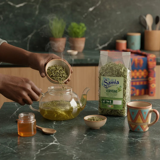 Préparation d'une infusion Verveine SAMIA dans une théière en verre, accompagnée de miel, pour un moment apaisant et naturel.