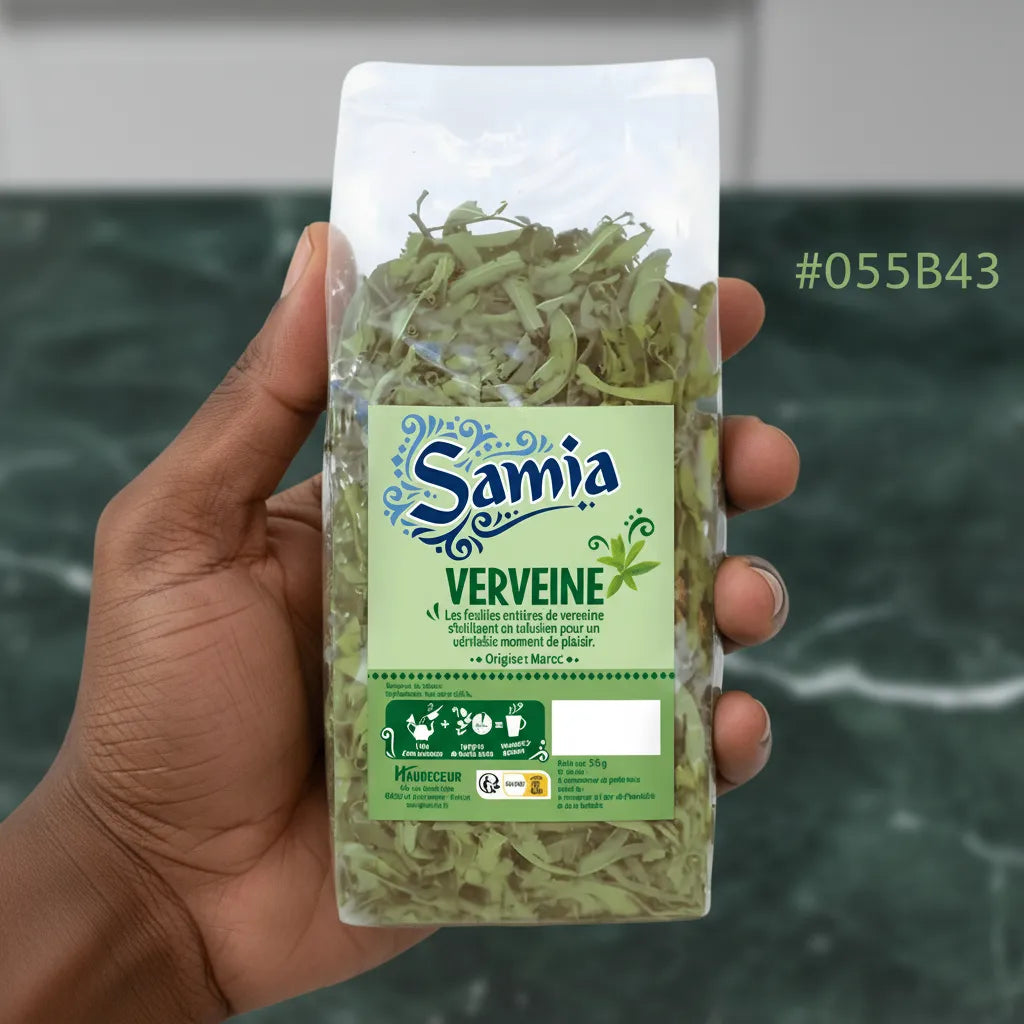 Main tenant un sachet de Verveine SAMIA 50g, infusion bien-être aux feuilles entières séchées, origine Maroc, idéale pour la digestion.