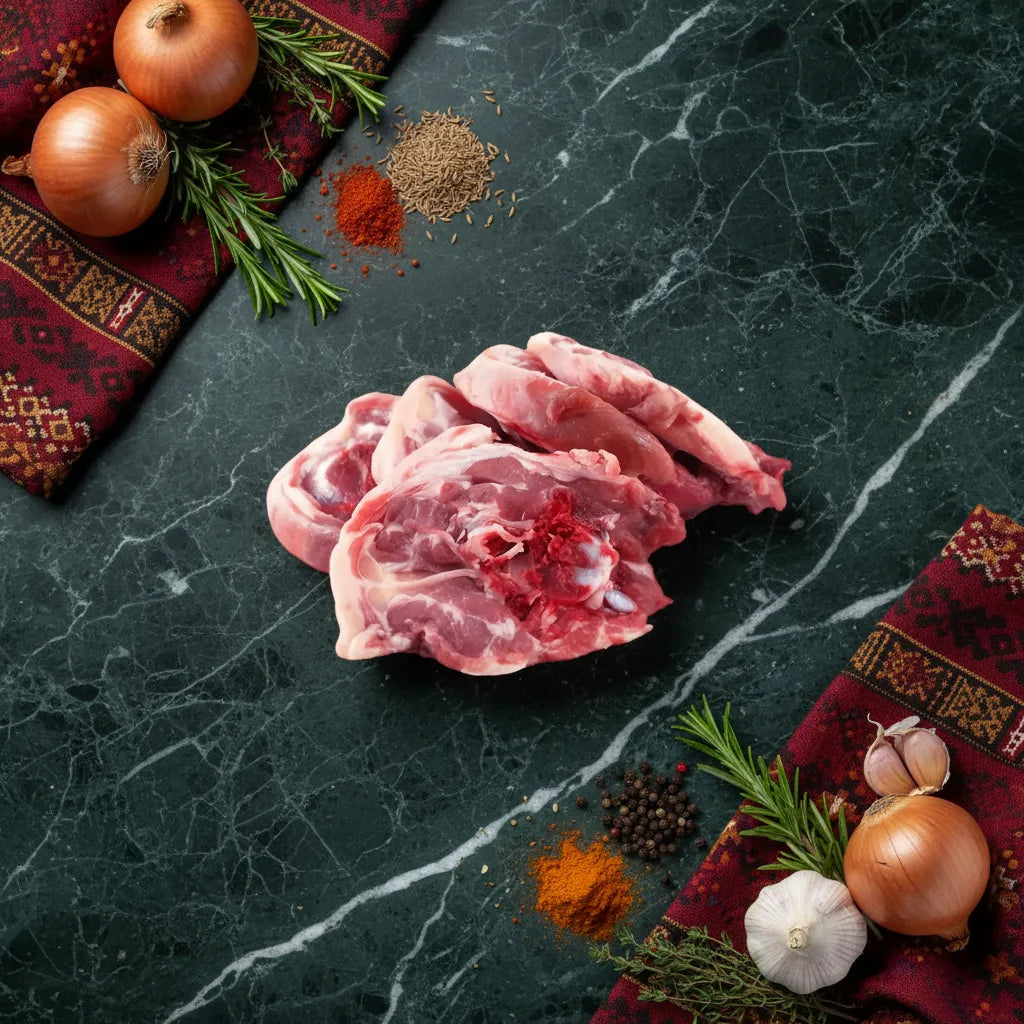 Collier d'agneau halal présenté avec épices et herbes sur fond marbré, parfait pour recettes traditionnelles mijotées.