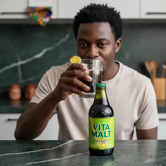 Homme dégustant une VITA MALT Boisson Malt Gingembre, boisson tonifiante sans alcool au goût épicé, riche en nutriments et vitamines.