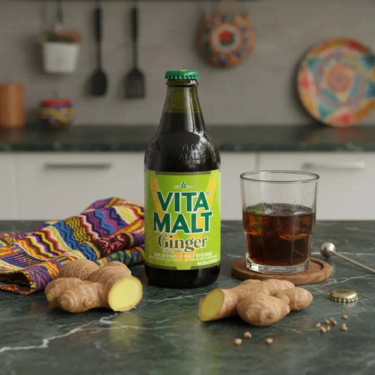 VITA MALT Boisson Malt Gingembre servie avec des racines de gingembre frais sur un plan de travail, boisson énergisante sans alcool aux vitamines.
