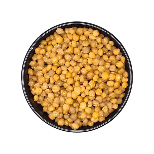 Vue de dessus d’un bol rempli d’Akpi en grain, ingrédient naturel prisé dans la cuisine africaine pour ses vertus santé.