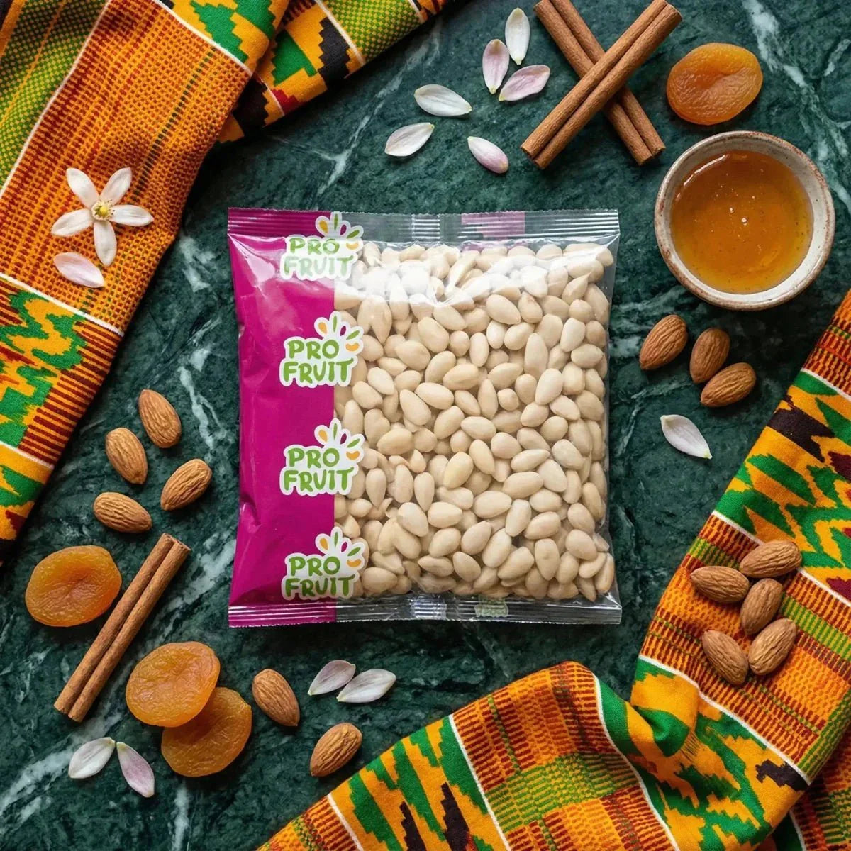 Sacchetto di mandorle pelate PROFRUIT 400g, albicocche secche, miele, cannella e tessuto africano.